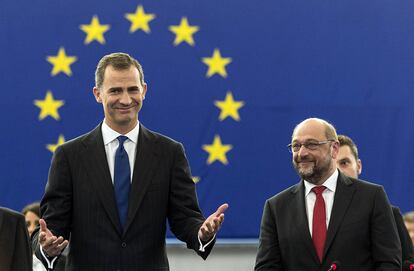 "Europa se ha construido sobre la voluntad de sumar y no restar; de aunar y no dividir, de saber compartir y ser solidarios", ha defendido el monarca durante su intervención en la Eurocámara. En la imagen, el presidente del Parlamento Europeo, Martin Schulz (d), junto al rey Felipe VI.