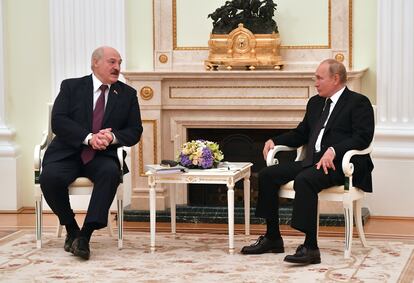 Los presidentes de Bielorrusia y Rusia, Lukashenko y Putin, durante una reunión en Moscú.