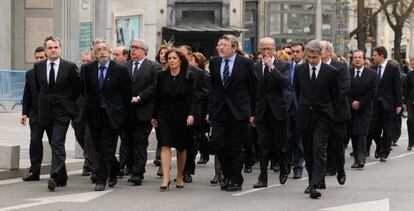 La Corporación municipal, acudiendo a la capilla ardiente del expresidente Suárez.
