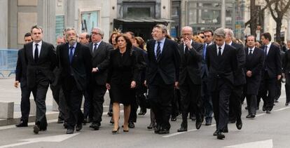 La Corporaci&oacute;n municipal, acudiendo a la capilla ardiente del expresidente Su&aacute;rez.