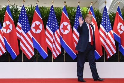 El presidente Donald Trump se despide del líder Kim Jong-un en el hotel Capella de Sinpagur tras la reunión. 