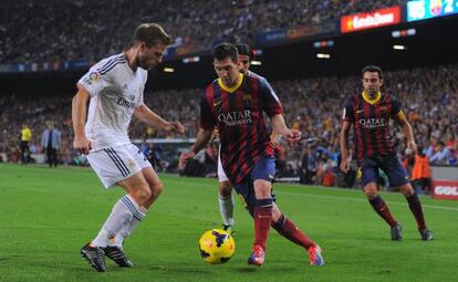 Messi encara a Illarramendi.