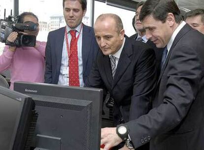 Miguel Sebastián, en el centro, durante su visita ayer a un centro tecnológico en León.