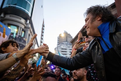 Javier Milei saluda a sus seguidores durante el cierre de campaña en Córdoba, Argentina, el pasado 16 de noviembre. 