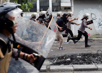 Funcionarios de la policía dispersan a los manifestantes enYakarta (Indonesia), el 22 de mayo de 2019. Tras conocerse los resultados electorales y la reelección de Joko Widodo, el centro de Yakarta se convirtió en escenario de batalla entre la policía y manifestantes. Las protestas se cobraron al menos seis muertos y unos 200 heridos.