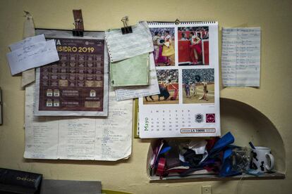 En el taller de la Sastrería Fermín, el cartel de San Isidro, un almanaque con fotografías de la alternativa de José Tomás y el listado de los bordados de los vestidos que le quedan por entregar.