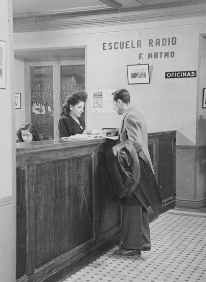 Recepción de la Escuela de Radio Fernando Maymó de Madrid en 1946..