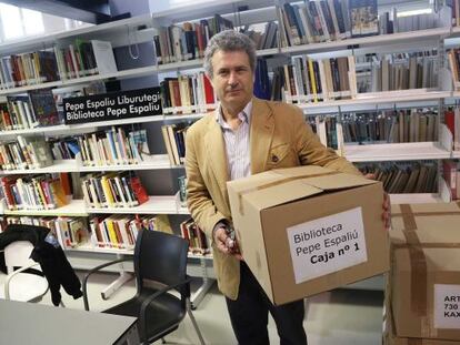 El hermano de Pepe Espaliú, Manuel, posa con una de las cajas que encierran los 4.500 volúmenes de la biblioteca del artista.