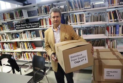 El hermano de Pepe Espaliú, Manuel, posa con una de las cajas que encierran los 4.500 volúmenes de la biblioteca del artista.