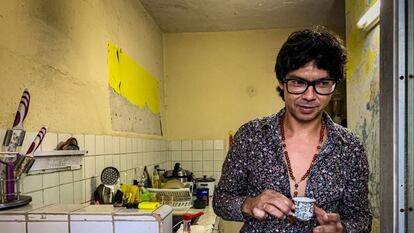 O líder do movimento Arquipélago, Yunior García, posa para uma foto em sua casa no bairro de San Agustín, em Havana, no dia 12.