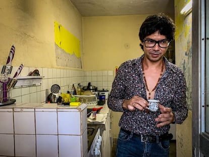 O líder do movimento Arquipélago, Yunior García, posa para uma foto em sua casa no bairro de San Agustín, em Havana, no dia 12.