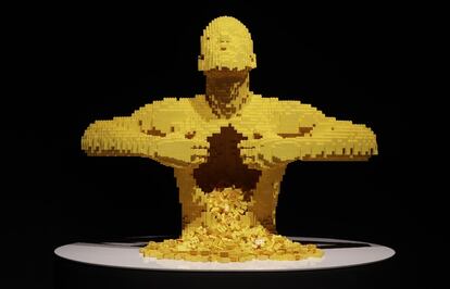 La obra Amarillo, del artista Nathan Samaya, hecha con 11.014 piezas de lego que se incluye dentro de la exposición 'El arte del ladrillo en la Fábrica del Vapor' en Milán, Italia.