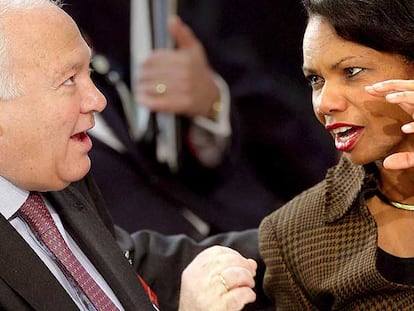 Miguel Ángel Moratinos habla con la secretaria de Estado estadounidense, Condoleezza Rice, ayer en Bruselas.