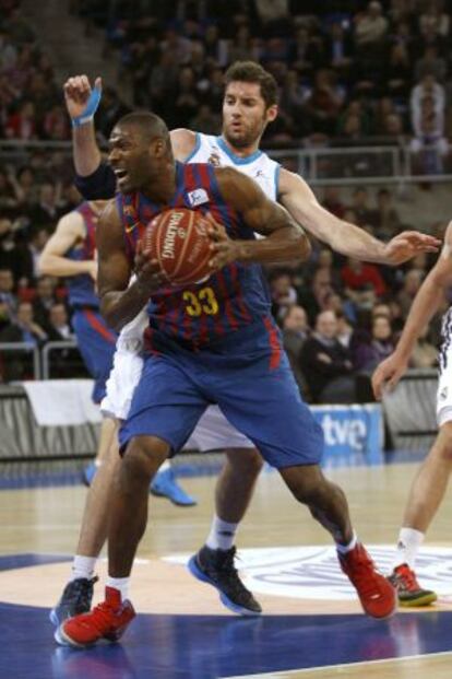 Mickeal, con el balón ante Rudy Fernández.