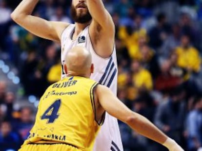 Sergio Rodríguez ante Oliver.
