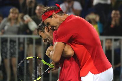 El tenista español Rafael Nadal abraza a su compañero Marc López por su victoria ante los argentinos Juan Martín Del Potro y Máximo Gónzalez.