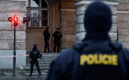 La policía hace guardia tras el tiroteo en la Universidad Carolina en Praga, el 22 de diciembre.