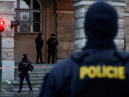 La policía hace guardia tras el tiroteo en la Universidad Carolina en Praga, el 22 de diciembre.