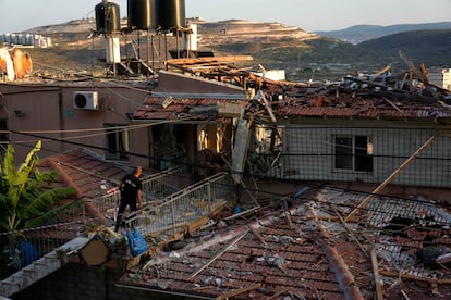 Un agente israelí inspecciona los daños causados por un proyectil lanzado desde Líbano en la localidad de Majd al Krum, en el norte de Israel.