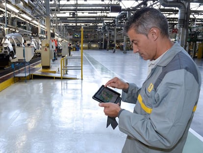 Un trabajador de Renault en la planta que la compa&ntilde;&iacute;a tiene en Valladolid