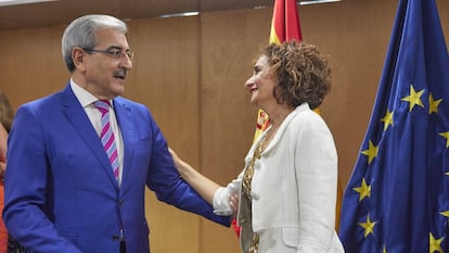 El vicepresidente del Gobierno de Canarias, Román Rodríguez, junto a la ministra María Jesús Montero, el miércoles en Madrid, con motivo del Consejo de Política Fiscal y Financiera.