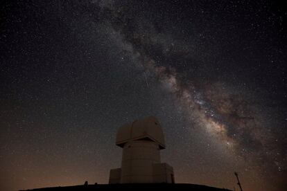 Una estrella fugaz cruza el cielo junto a la vía láctea en la noche estrellada en el observatorio Helmos en Kalavrita (Grecia).