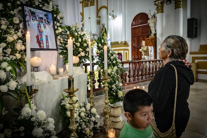 Pobladores asisten a una misa por la muerte del padre indígena.