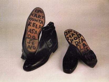 S. T. (dos pares de zapatos), medidas variables, 1993, de Eva Lootz.