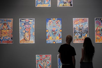 El tarot reinterpretado por el artista Aldo Urbano, en la exposición sobre el tarot 'La torre invertida', en La Casa Encendida de Madrid.