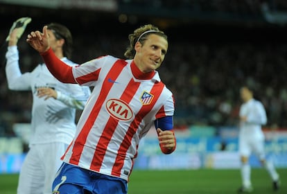 Diego Forlan, durante un partido de Copa del Rey ante los blancos, en el estadio Vicente Caldern.