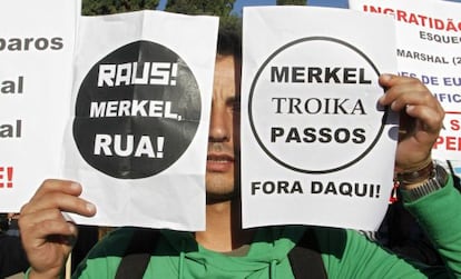 Carteles contra Angela Merkel en Lisboa.