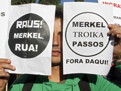 Carteles contra Angela Merkel en Lisboa. 