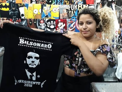 A vendedora Liriel Pires com uma das camisetas de Bolsonaro.