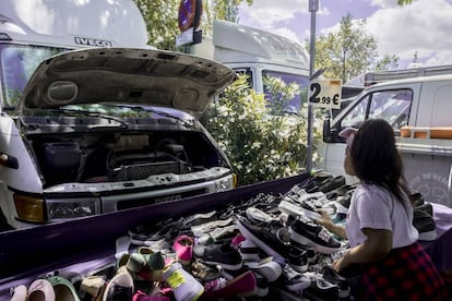 Un puesto de zapatillas en el mercadillo de Aluche.