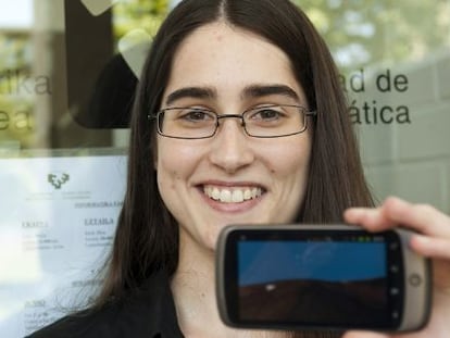 María Teresa Ruiz Monzón enseña en un móvil la aplicación que ha diseñado.