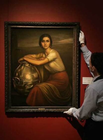 Un operario cuelga <i>La Fuensanta</i> en la sede londinense de Sotheby&#39;s.