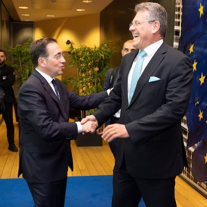 El comisario de Comercio y negociador de la UE con Reino Unido, Maros Sefcovic (a la derecha), y el ministro de Asuntos Exteriores, José Manuel Albares, durante un encuentro en la sede de la Comisión Europea, este miércoles en Bruselas.