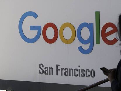 Una persona pasa junto a un logo de Google en San Francisco.