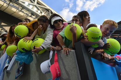 Decenas de aficionados hacen cola para que Juan Martín del Potro o el estadounidense Rhyne Willimas les firmen autógrafos. 