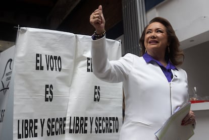 La magistrada de la Suprema Corte de Justicia de la Nación, Yasmín Esquivel Mossa, en una casilla electoral en Ciudad de México.