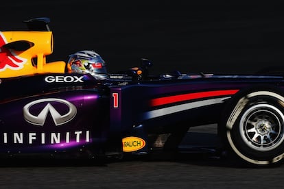 Vettel con su monoplaza de Red Bull.