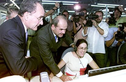 Francisco de la Torre y Manuel Chaves contemplan una pantalla tras la inauguración del centro de CATSA.