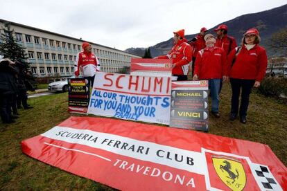 Seguidores de Schumacher colocan pancartas con mensajes de &aacute;nimo junto al hospital de Grenoble