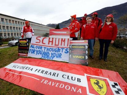 Seguidores de Schumacher colocan pancartas con mensajes de ánimo junto al hospital de Grenoble