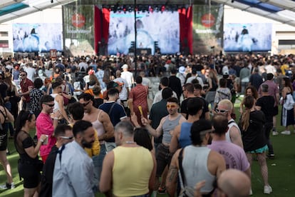 Asistentes a la actuación de HorsegiirL en el escenario SonarVillage del Sónar by Day. 

