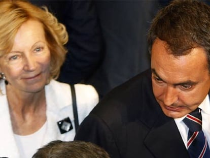 El presidente del Gobierno conversa con Fernando Martín (de espaldas) el pasado mes de junio.