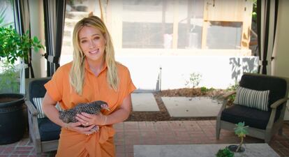 Hillary Duff con una de sus gallinas dentro de su mansión.