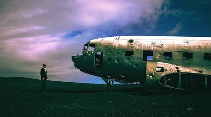 Restos de un avión militar en un paraje volcánico de Islandia.