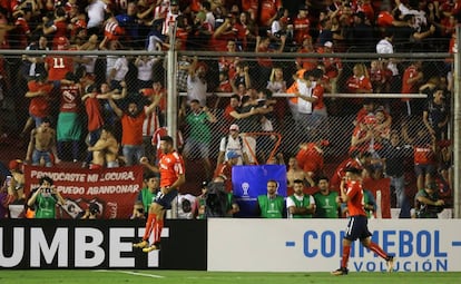 Gigliotti y los aficionados celebran el empate del Rojo.