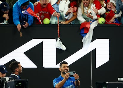 Djokovic se hace un selfi en la Rod Laver Arena de Melbourne.